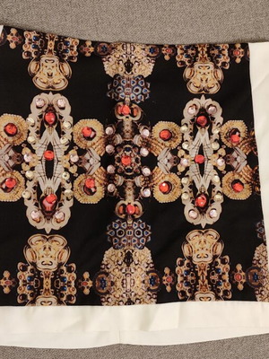 Mini skirt like new with red stones, size small
