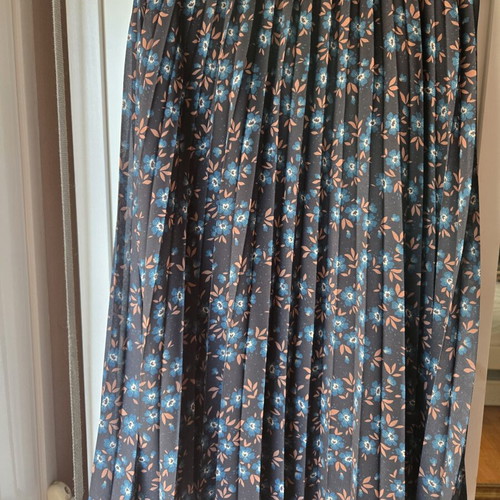 Pleated floral midi skirt like new, size small, colorful