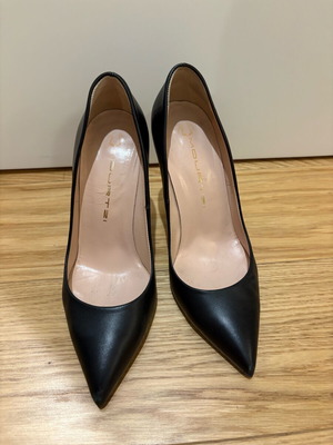 Murtzi black leather pumps like new size 36