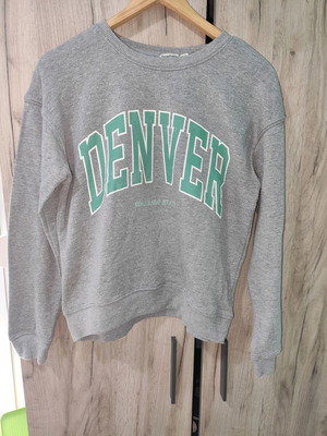 Stradivarius γκρι φούτερ με τύπωμα DENVER COLORADO STATE, μέγεθος M