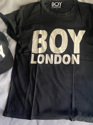 Πακέτο Boy London T-shirt και καπέλο μεταχειρισμένα, μέγεθος large