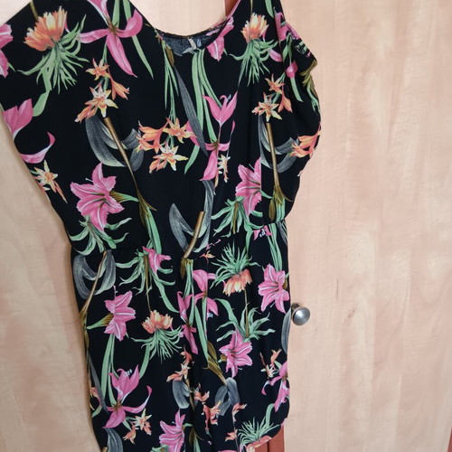 Floral Romper H&M like new, black multicolor, size M