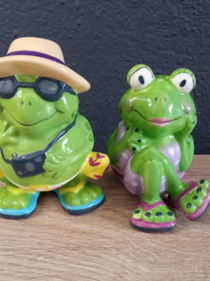 Vintage frog salt and pepper set used, holiday theme