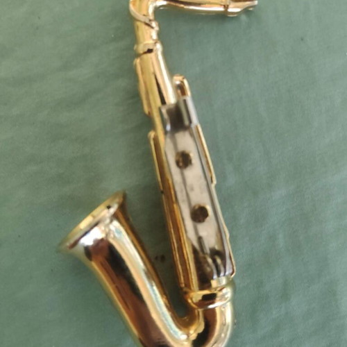 Vintage tie pin/brooch 1992 with gold saxophone like new