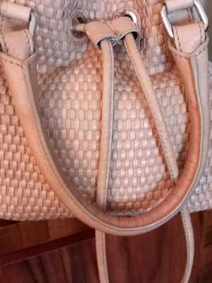 Uuterque leather pouch with strap