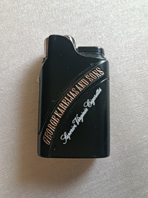 George Karelias & Sons Superior Virginia Cigarettes μεταλλικός αναπτήρας σε μαύρο