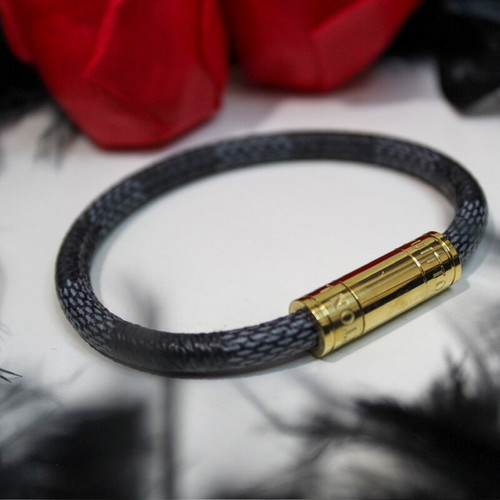 Bracelet with magnetic clasp in three colors, like new