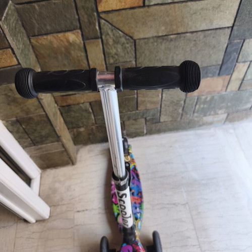 Scooter with 4 wheels, brake and adjustable handlebar