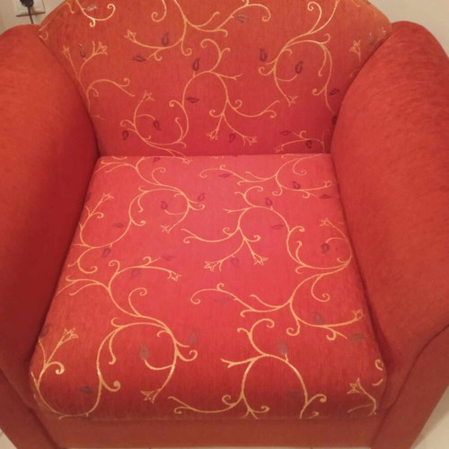 Living room armchair like new with wooden legs and removable cushion