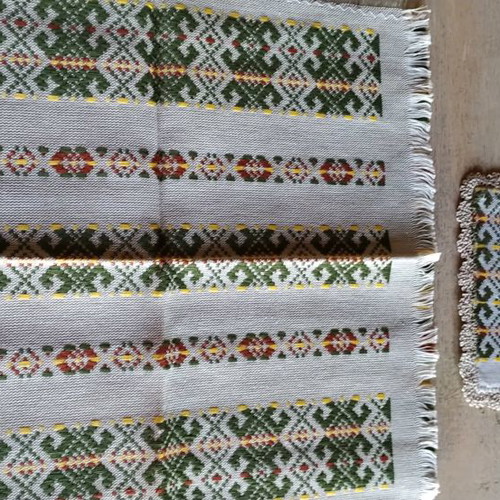 Woven tablecloth new with 5 napkins and 2 holders
