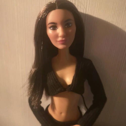 Barbie Fashionistas with mtm body like new, with extra look