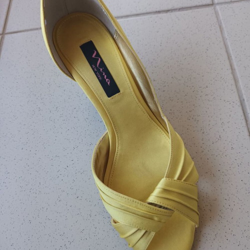Vintage yellow satin pumps size 40
