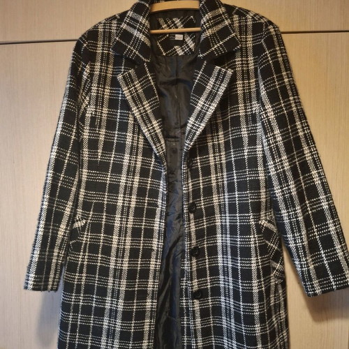 One touch coat like new, size L, black and white
