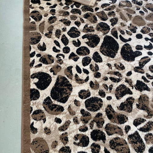 Large animal print rug 230x160 like new