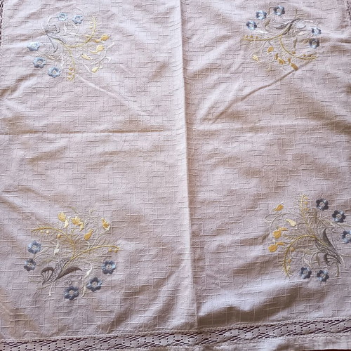 Linen square cloth with embroidered flowers and lace edging, like new