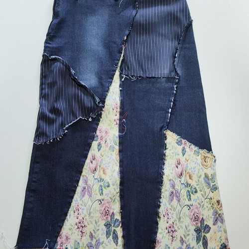 Patchwork Jean Strech Skirt size Large like new, blue