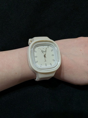Yaki quartz women's watch white like new