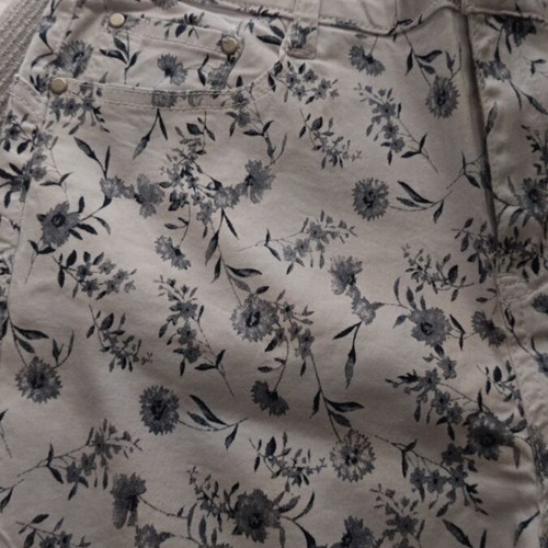 Elastic gabardine pants Medium like new with blue flowers