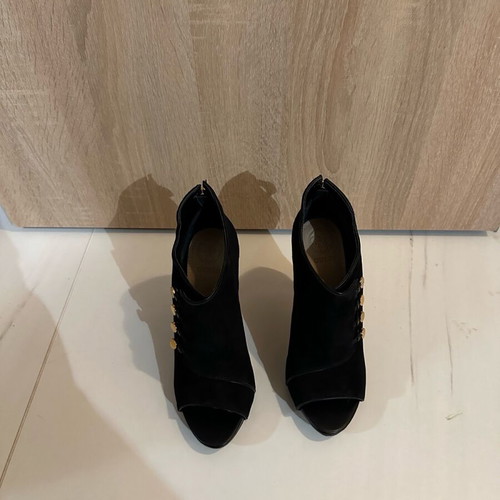 Guess suede high-heeled ankle boots like new with gold details