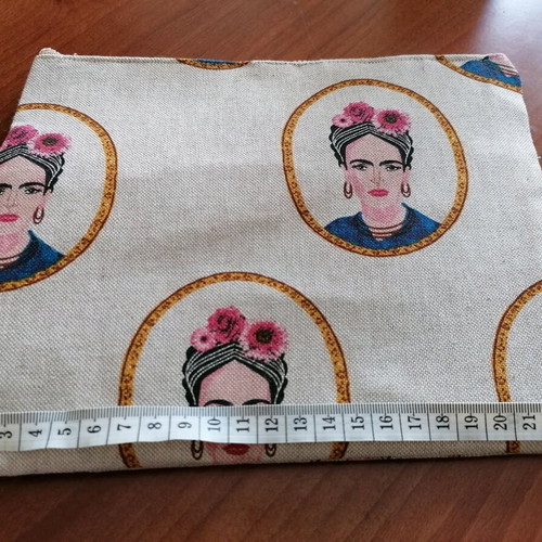 Toiletry bag with Frida Kahlo like new, beige