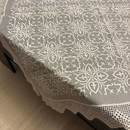 White lace tablecloth 90x90 new with embroidered design