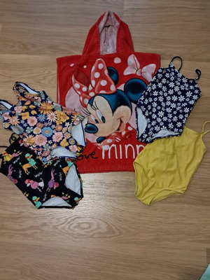 Beach towel and 5 swimsuits for 3 years old like new