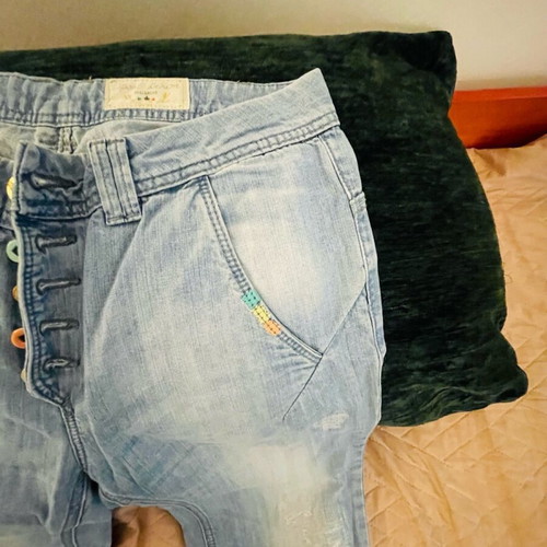 Pull & Bear women's jeans like new with colorful buttons, relaxed fit