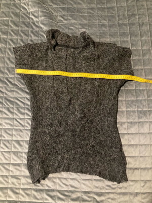 Women's sleeveless V-neck sweater like new, Italian wool blend, size S