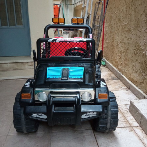 Children's Electric Car 12V 4x4 like new, two-seater with music