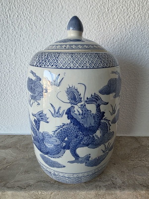 Glass vase with lid and Chinese dragon design, like new, 33 cm height