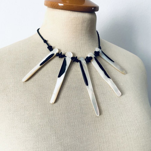 Necklace made of natural shell, like new, black and white