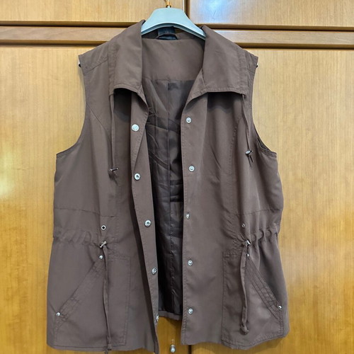 Brown Sleeveless Vest like new, practical with pockets