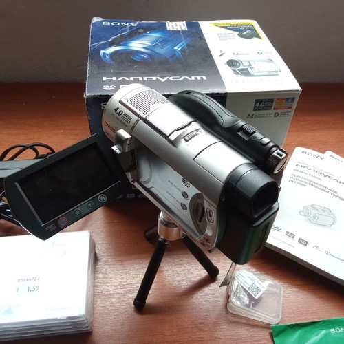 Sony DCR DVD 406 E video camera from 2000 like new