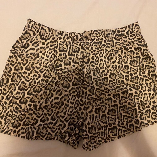Stradivarius linen short leopard print, size L