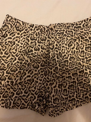 Stradivarius linen short leopard print, size L