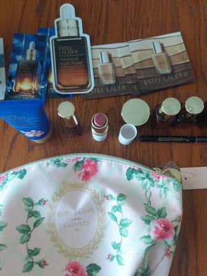 Estée Lauder x Ladurée Paris gift set με floral νεσεσέρ
