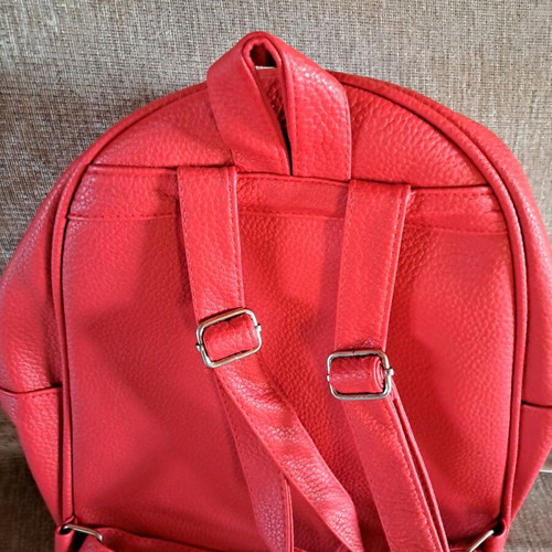Shoulder/handbag used in light red color