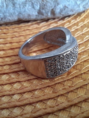 Silver 925 ring with zircons size 9.5 like new