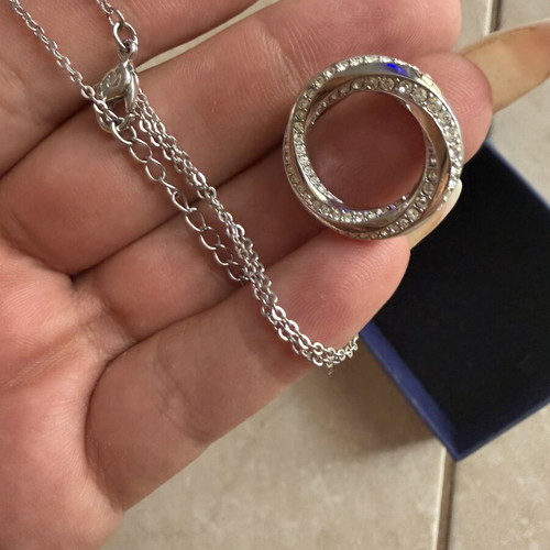 Swarovski necklace like new, stylish silver