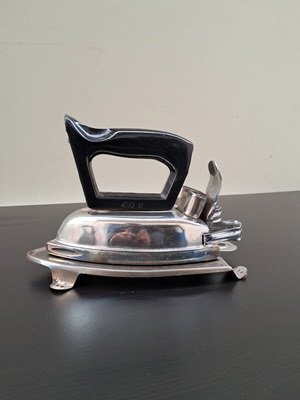 Vintage electric iron with base like new