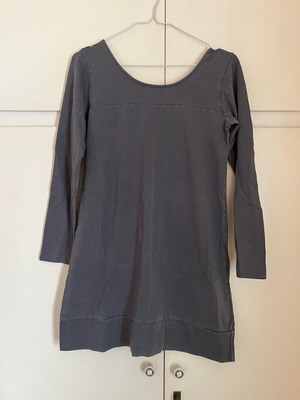 Dark gray long-sleeve dress with open back like new
