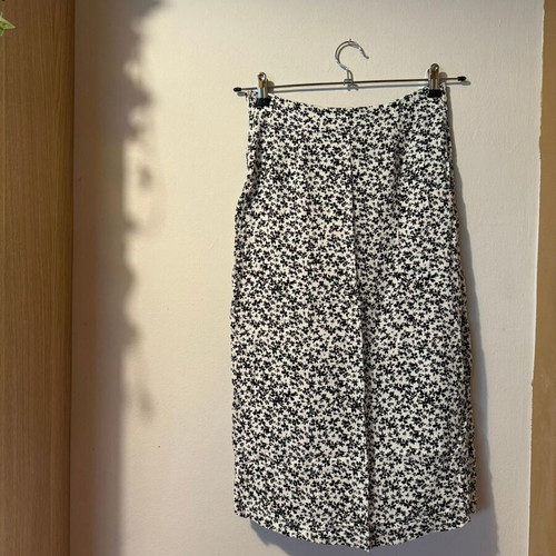 Midi skirt with flowers used, black and white