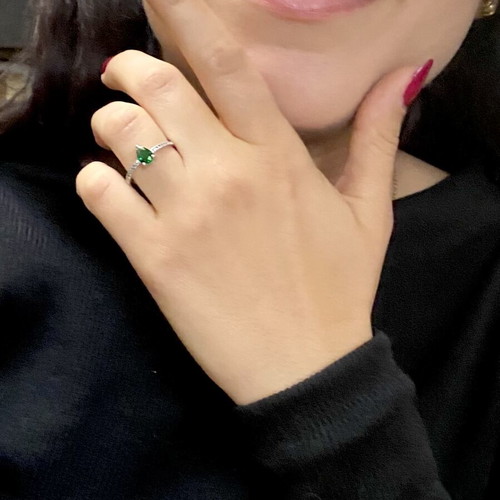 Silver ring like new with 16 Swarovski crystals and emerald size N15