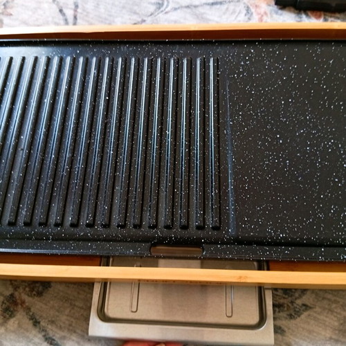 Teppanyaki grilling plate like new with ceramic coating and bamboo frame