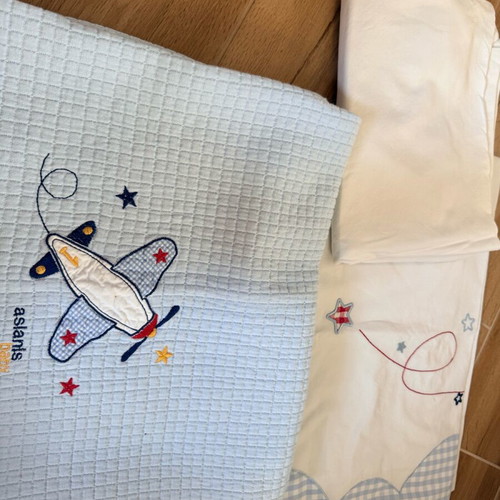 Baby bedding set and piqué blanket like new