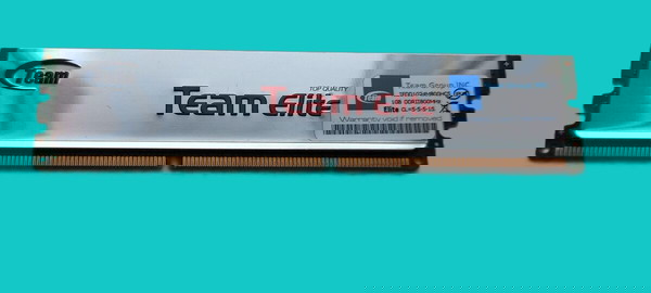 Μνήμη RAM 1G-DDR2 + 1 Μνήμη δώρο.