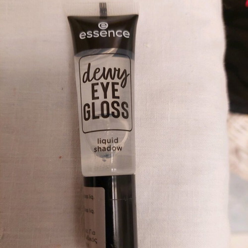 Essence Dewy Eye Gloss liquid eyeshadow used