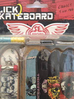 Finger skateboard