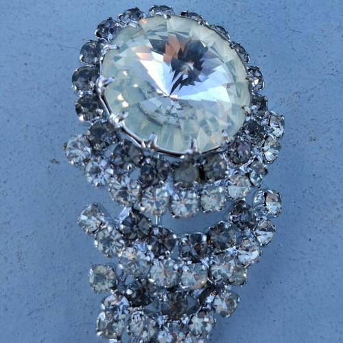 Vintage style pin used with rhinestones