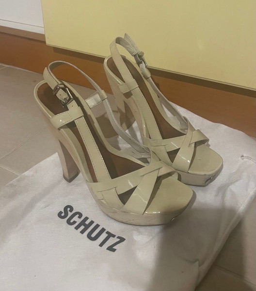 Schutz  πεδιλα